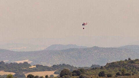 Un helic&oacute;ptero trabaja en las labores de extinci&oacute;n del incendio forestal declarado el mi&eacute;rcoles en Or&eacute;s, en la comarca zaragozana de las Cinco Villas. 