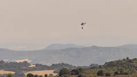 Un helicóptero trabaja en las labores de extinción del incendio forestal declarado el miércoles en Orés, en la comarca zaragozana de las Cinco Villas. Un helicóptero trabaja en las labores de extinción del incendio forestal declarado el miércoles en Orés, en la comarca zaragozana de las Cinco Villas.