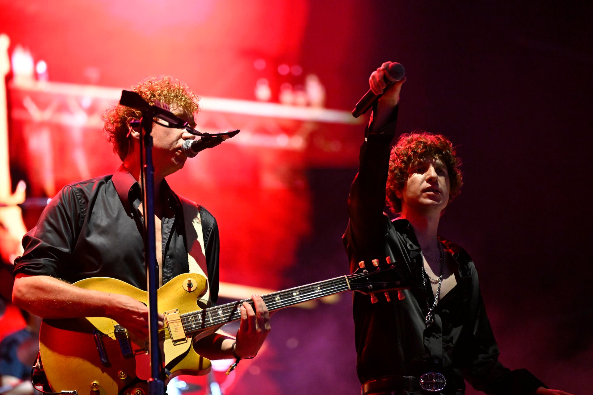 El grupo musical The Kooks, durante su actuación este viernes en el FIB (Festival Internacional de Benicassim) que se celebra en la localidad castellonense. El grupo musical The Kooks, durante su actuación este viernes en el FIB (Festival Internacional de Benicassim) que se celebra en la localidad castellonense.