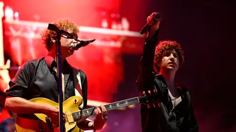 El grupo musical The Kooks, durante su actuación este viernes en el FIB (Festival Internacional de Benicassim) que se celebra en la localidad castellonense. El grupo musical The Kooks, durante su actuación este viernes en el FIB (Festival Internacional de Benicassim) que se celebra en la localidad castellonense.