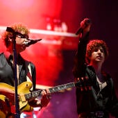 El grupo musical The Kooks, durante su actuación este viernes en el FIB (Festival Internacional de Benicassim) que se celebra en la localidad castellonense.