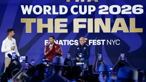 Luis de la Fuente y Rodri participan en un acto con aficionados a dos días de la final del Mundial Luis de la Fuente y Rodri participan en un acto con aficionados a dos días de la final del Mundial