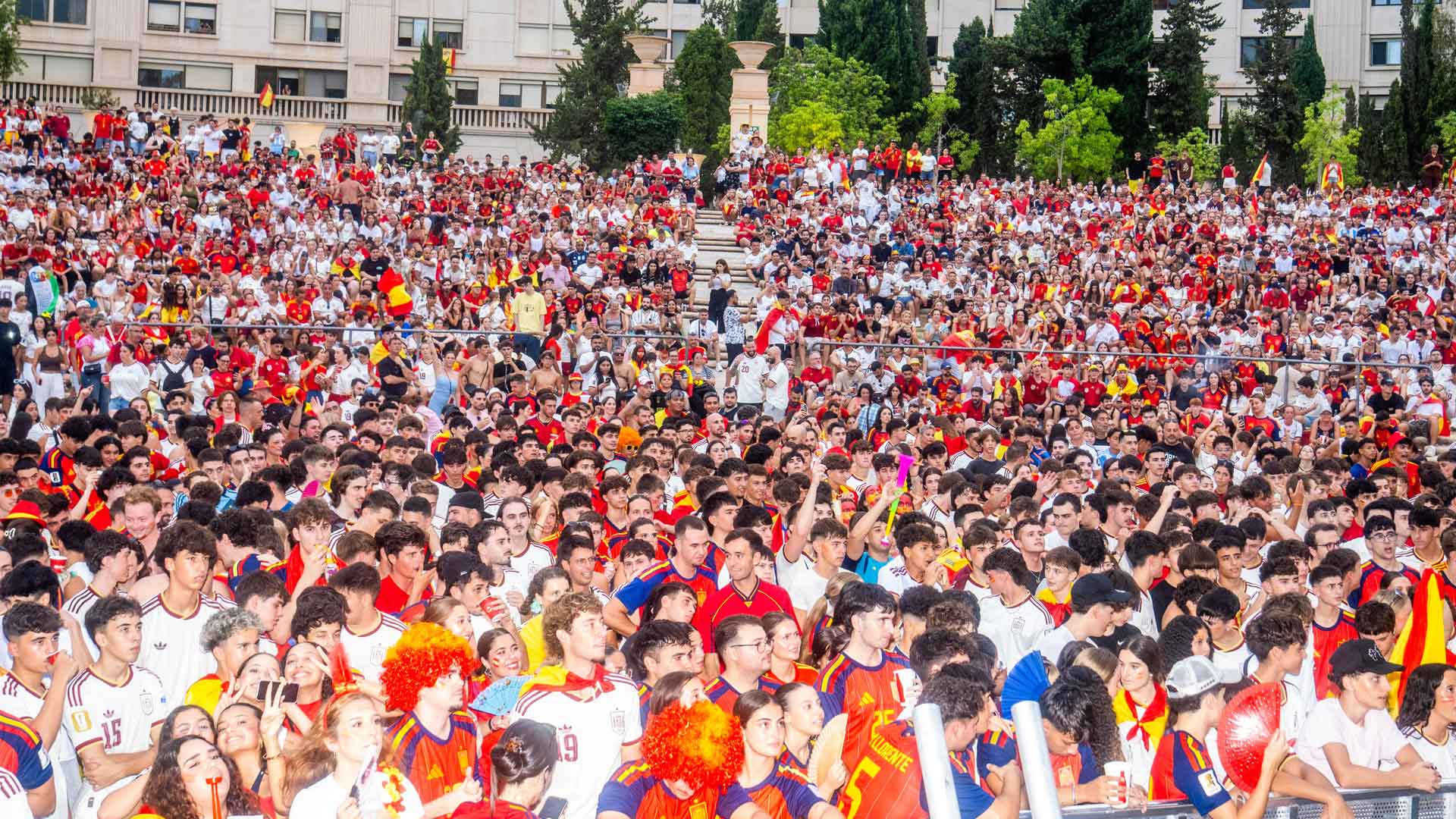 Los municipios de la Marina Baixa se sumaron este domingo a la marea roja para apoyar a la Selección Española en la gran final del Mundial Los municipios de la Marina Baixa se sumaron este domingo a la marea roja para apoyar a la Selección Española en la gran final del Mundial
