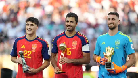 Los jugadores de España Pau Cubarsí (i) mejor jugador joven, Rodri Hernández (c) balón de oro y Unai Simón, guante de oro Los jugadores de España Pau Cubarsí (i) mejor jugador joven, Rodri Hernández (c) balón de oro y Unai Simón, guante de oro/ EFE/ Octavio Guzman