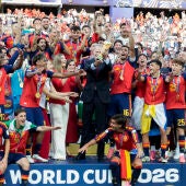 El rey Felipe VI de España sostiene el trofeo del Mundial de la FIFA 2026 junto a la princesa Leonor y la infanta Sofía este domingo/ EFE/ Lavandeira Jr