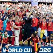 El rey Felipe VI de España sostiene el trofeo del Mundial de la FIFA 2026 junto a la princesa Leonor y la infanta Sofía este domingo/ EFE/ Lavandeira Jr El rey Felipe VI de España sostiene el trofeo del Mundial de la FIFA 2026 junto a la princesa Leonor y la infanta Sofía este domingo/ EFE/ Lavandeira Jr