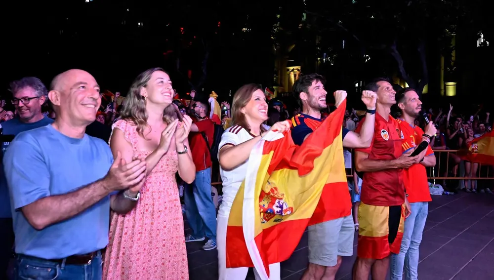La Alcaldesa de Valencia, María José Catala, celebra el triunfo de España La Alcaldesa de Valencia, María José Catala, celebra el triunfo de España