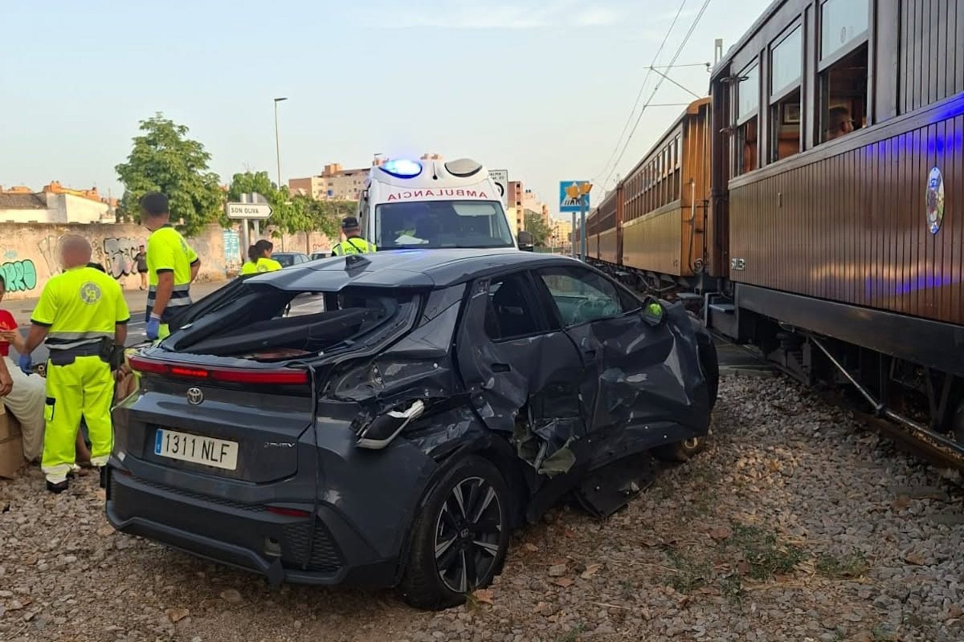Una mujer herida tras colisionar un coche con el tren de Sóller Una mujer herida tras colisionar un coche con el tren de Sóller