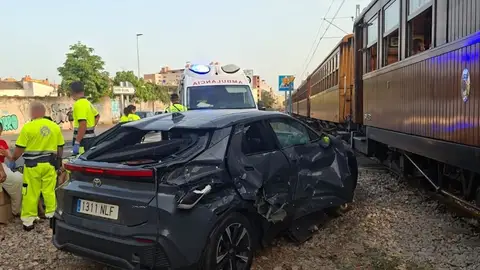 Una mujer herida tras colisionar un coche con el tren de Sóller Una mujer herida tras colisionar un coche con el tren de Sóller