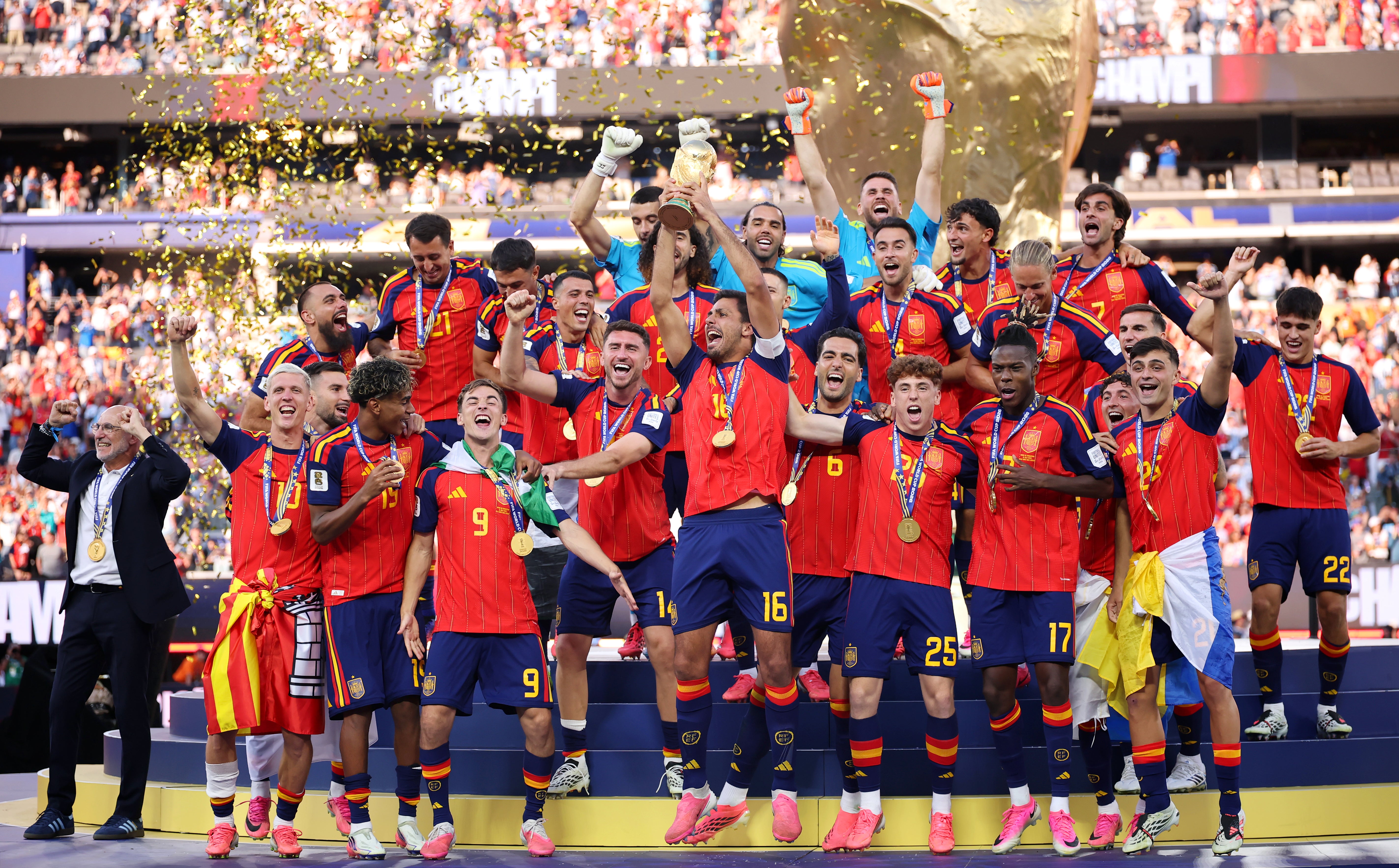 Un gol de Ferrán Torres proclama a España campeona del mundo: así ha narrado Alfredo Martínez la victoria de la selección Un gol de Ferrán Torres proclama a España campeona del mundo: así ha narrado Alfredo Martínez la victoria de la selección