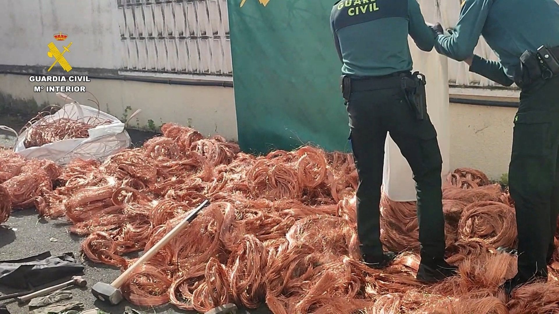 Recuperadas dos toneladas de cobre y 250 kilos de cable solar estañado con cuatro detenidos Recuperadas dos toneladas de cobre y 250 kilos de cable solar estañado con cuatro detenidos