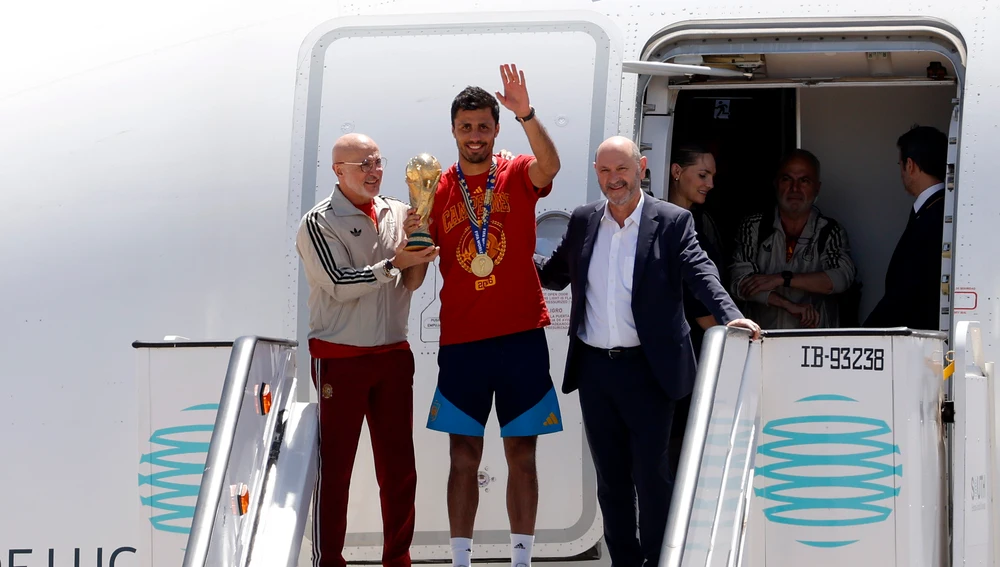Rodri, Luis de la Fuente y Rafael Louzán llegan al aeropuerto de Barajas y ofrecen la copa del Mundo a la afición Rodri, Luis de la Fuente y Rafael Louzán llegan al aeropuerto de Barajas y ofrecen la copa del Mundo a la afición