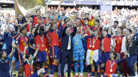 La selecci&oacute;n espa&ntilde;ola levanta la copa