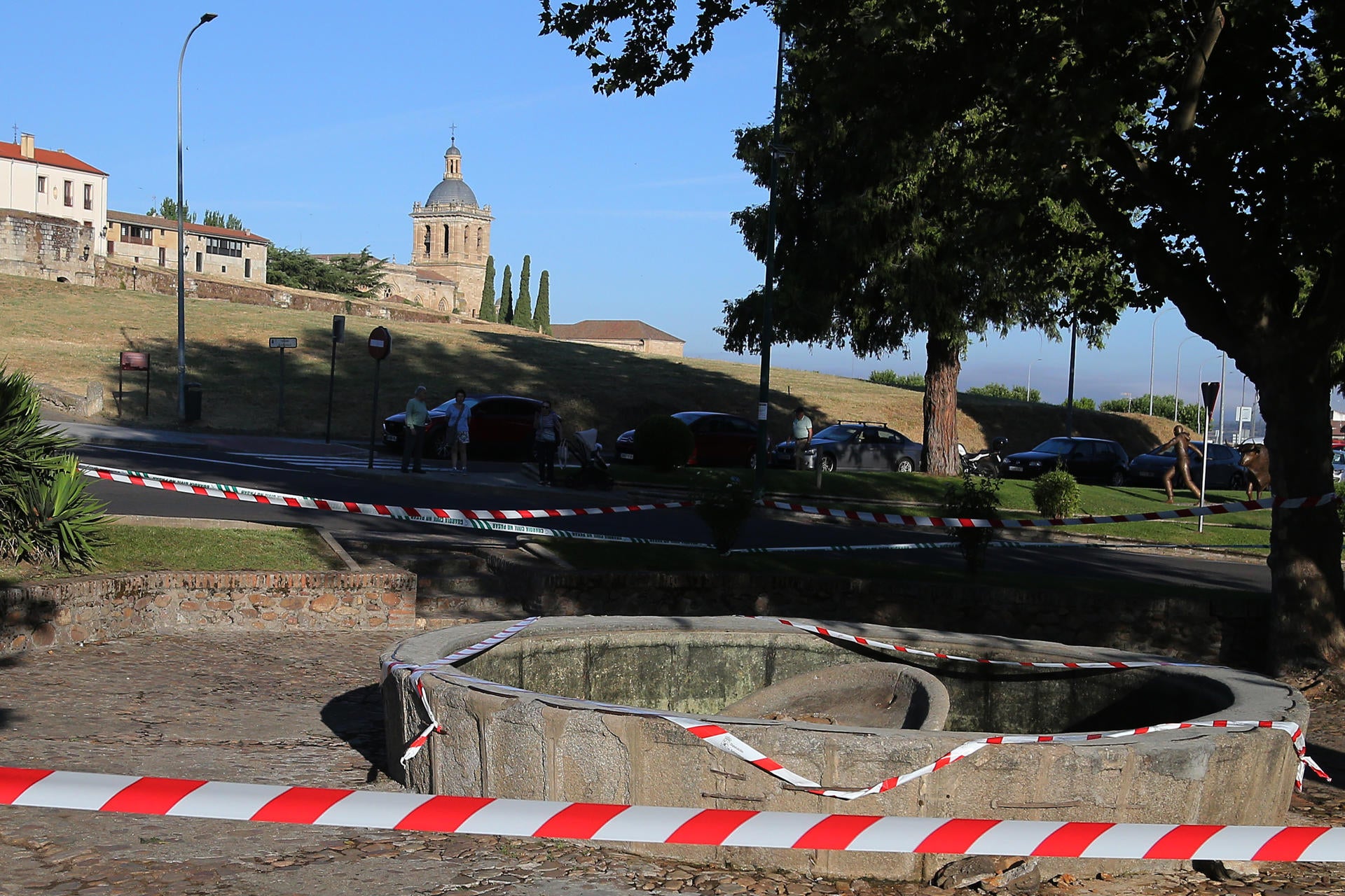 Muere un menor de trece años tras el derrumbe de una fuente en Ciudad Rodrigo Muere un menor de trece años tras el derrumbe de una fuente en Ciudad Rodrigo