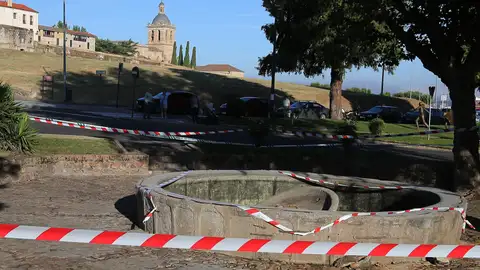 Muere un menor de trece años tras el derrumbe de una fuente en Ciudad Rodrigo Muere un menor de trece años tras el derrumbe de una fuente en Ciudad Rodrigo / EFE/J.M. García
