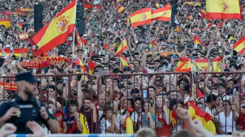 Aficionados de la selección española en la plaza de Colón Aficionados de la selección española en la plaza de Colón/ EFE/J.J.Guillen