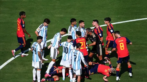 Jugadores de España y Argentina durante una trifulca en la final de la Copa del Mundo 2026 Jugadores de España y Argentina durante una trifulca en la final de la Copa del Mundo 2026