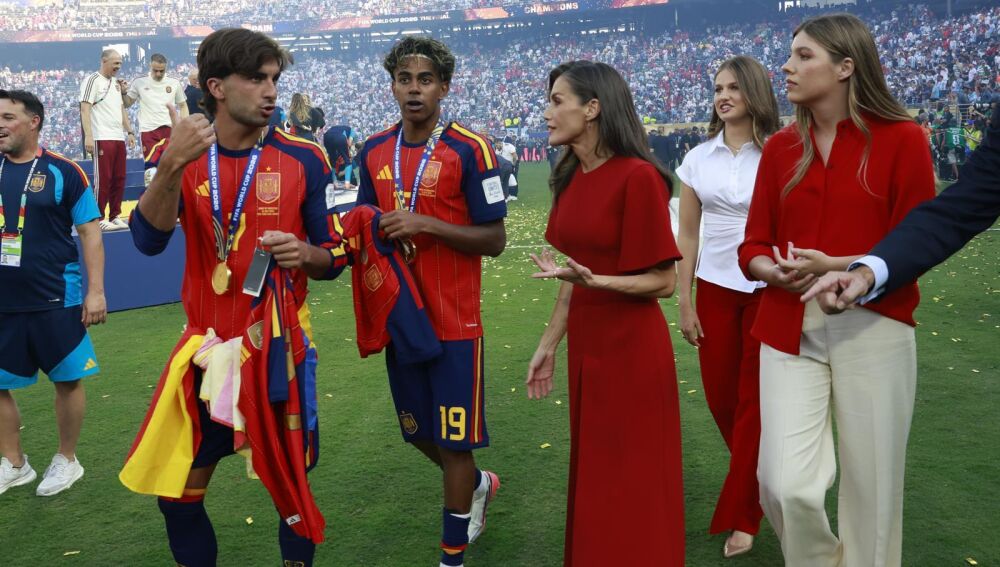 Ferran Torres y Lamine Yamal junto a la Reina Letizia, la Infanta Sofía y la Princesa Leonor/ Casa Real