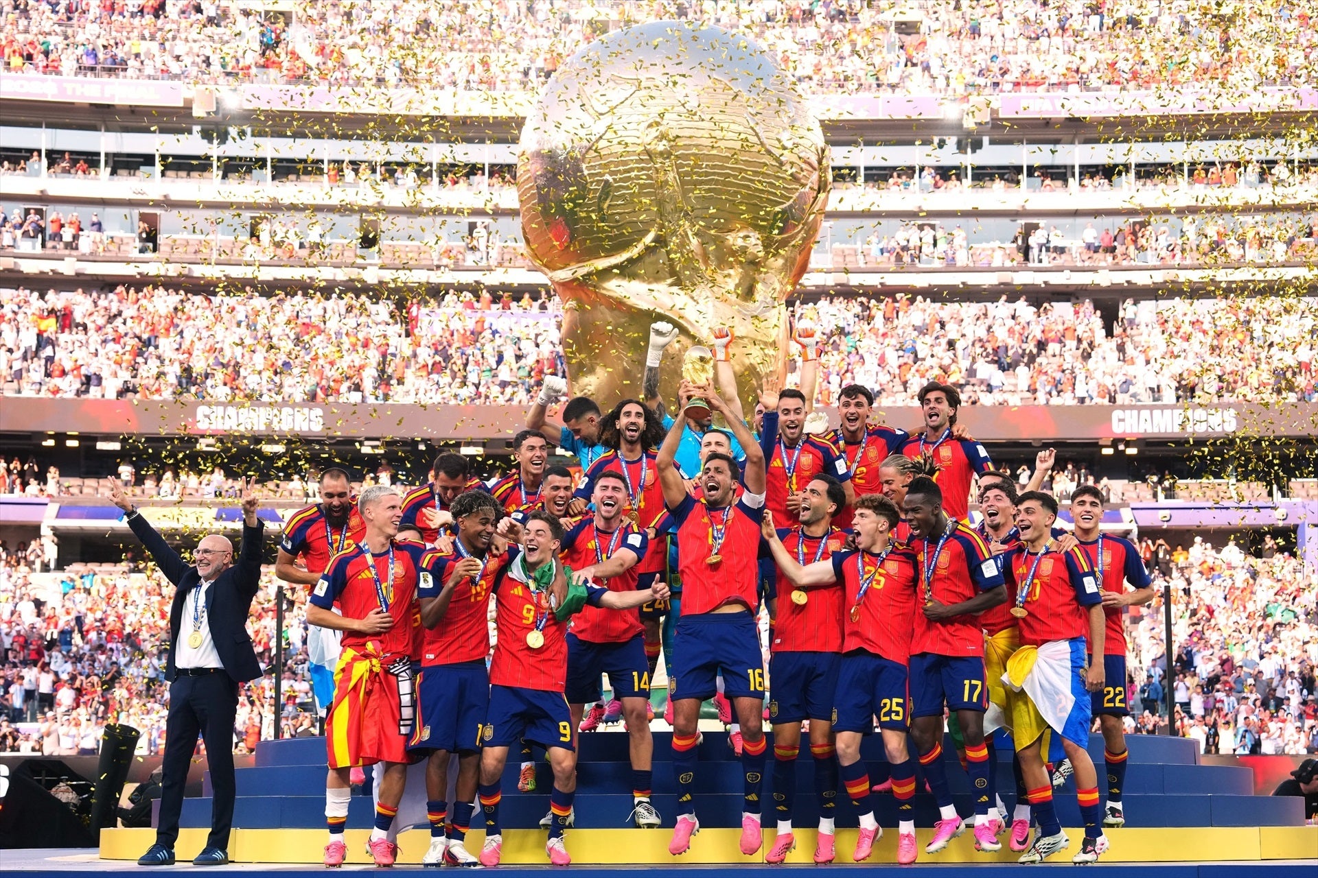 Continúa la "maldición" del ranking FIFA: España destrona a Argentina, que lo lideraba cuando empezó el Mundial Continúa la "maldición" del ranking FIFA: España destrona a Argentina, que lo lideraba cuando empezó el Mundial