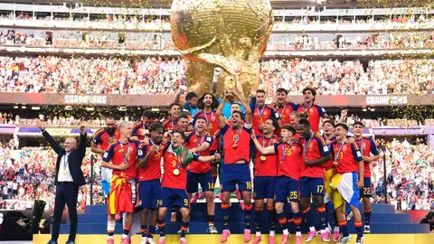 La selección española levanta la Copa del Mundo La selección española levanta la Copa del Mundo