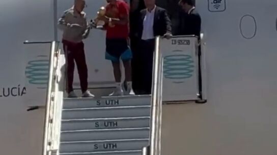 Rodri, de la Fuente y Louzán con la copa