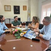 El alcalde de Vejer, en reunión