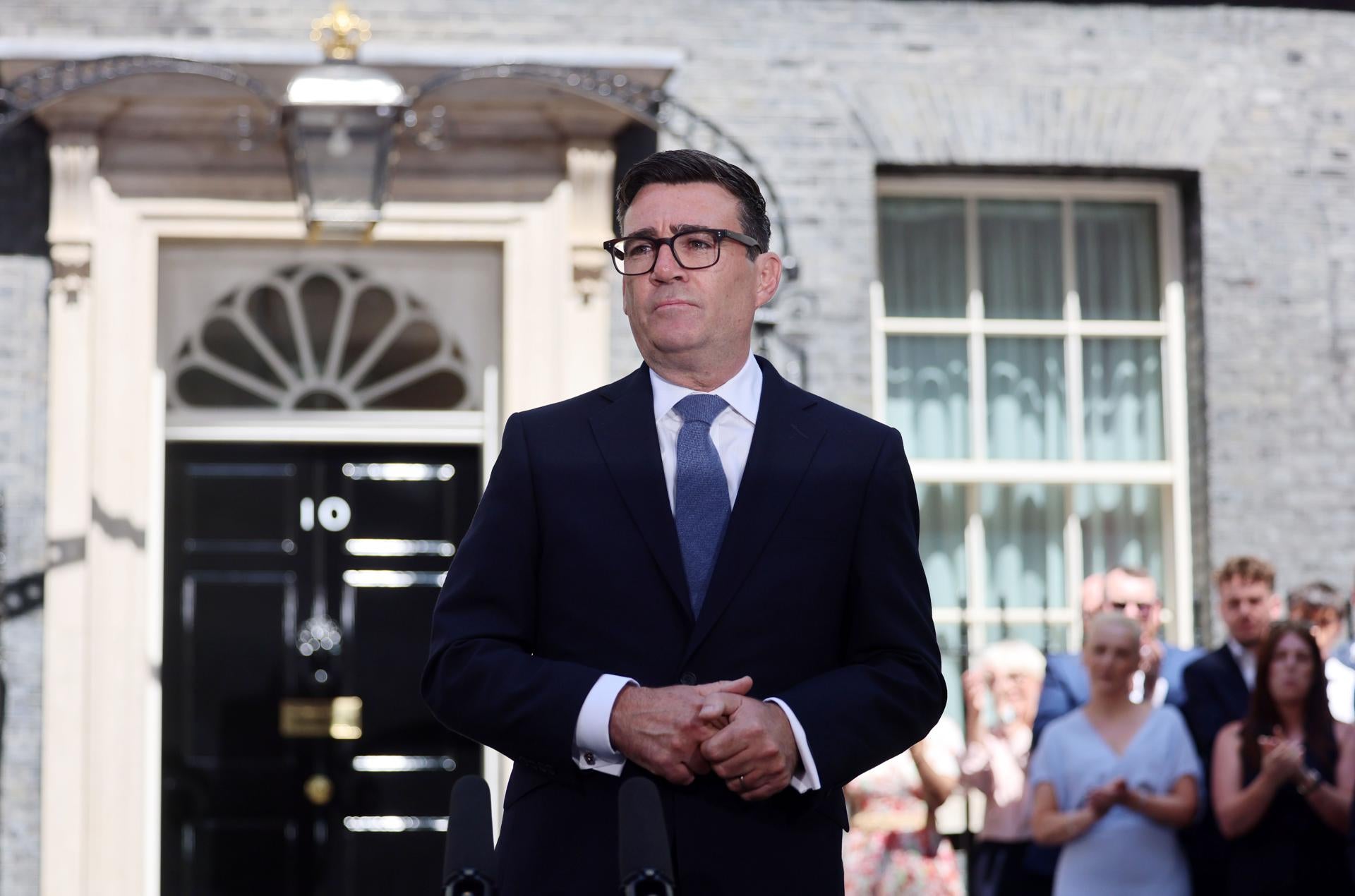 Andy Burnham toma posesión de su cago como primer ministro del Reino Unido y promete "un nuevo modelo político" Andy Burnham toma posesión de su cago como primer ministro del Reino Unido y promete "un nuevo modelo político"