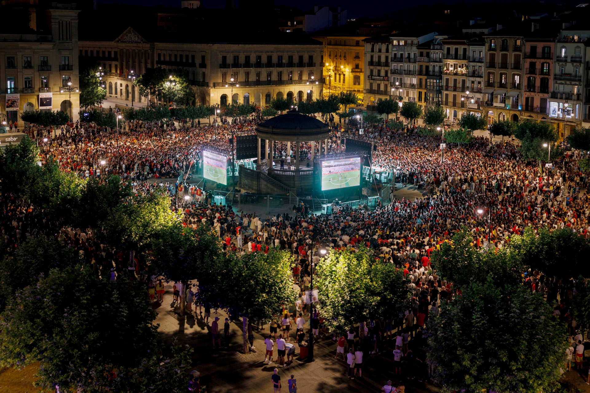 Un grupo de encapuchados agrede a varios militares que veían la final del Mundial en un bar de Navarra Un grupo de encapuchados agrede a varios militares que veían la final del Mundial en un bar de Navarra