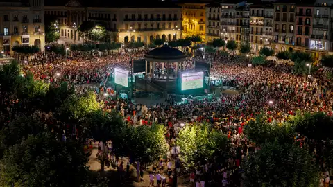 Una multitud de aficionados en la Plaza del Castillo de Pamplona ven la final del Mundial entre España y Argentina Una multitud de aficionados en la Plaza del Castillo de Pamplona ven la final del Mundial entre España y Argentina