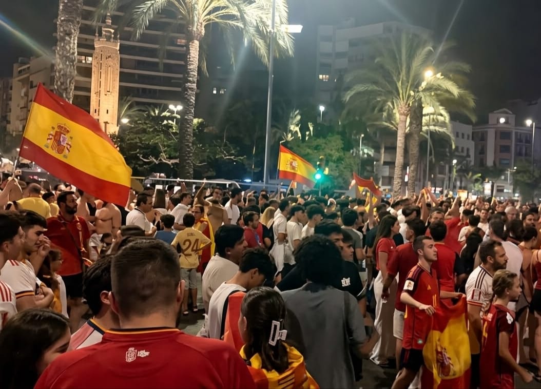 Miles de alicantinos celebran en las calles el segundo título mundial de España Miles de alicantinos celebran en las calles el segundo título mundial de España
