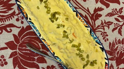 Ensaladilla de mayonesa de huevos fritos