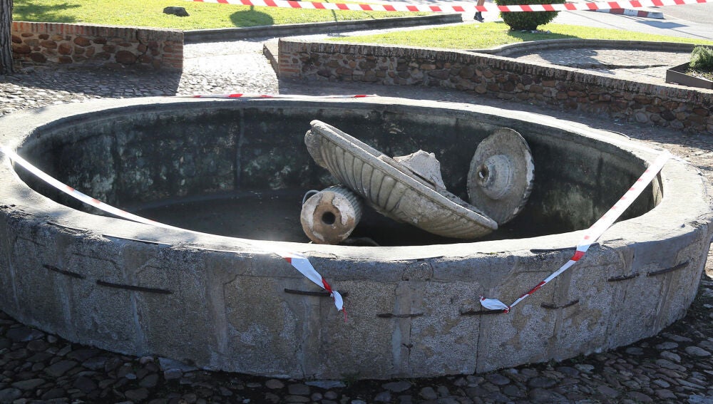 Un menor muerto al derrumbarse una fuente en Ciudad Rodrigo en la celebración del Mundial/ J.M. García/ EFE