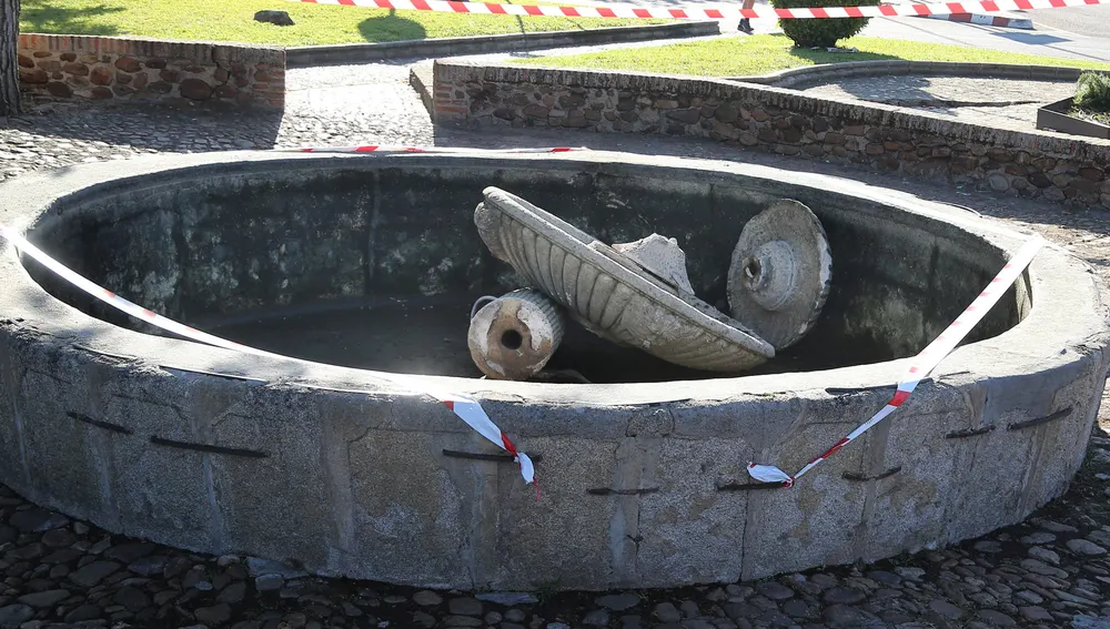 Un menor muerto al derrumbarse una fuente en Ciudad Rodrigo en la celebración del Mundial/ J.M. García/ EFE Un menor muerto al derrumbarse una fuente en Ciudad Rodrigo en la celebración del Mundial/ J.M. García/ EFE