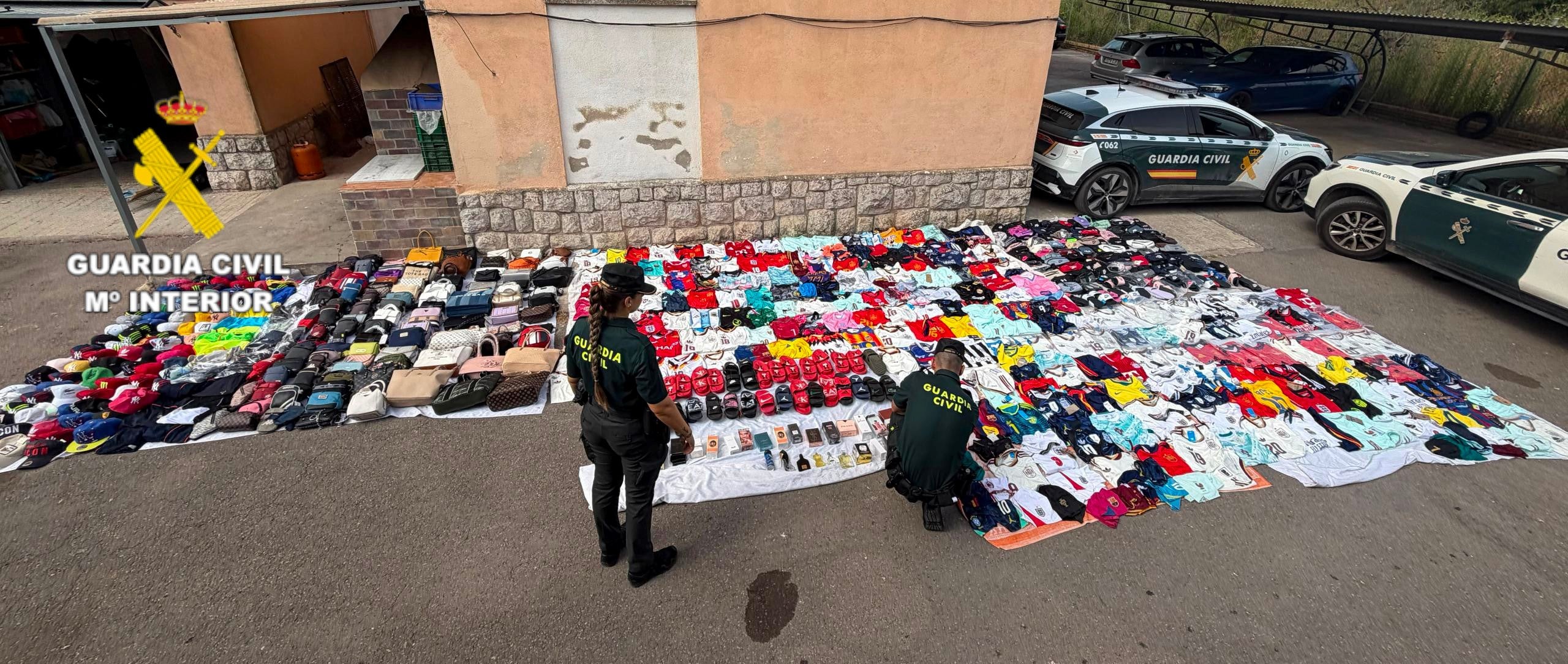 Intervienen en Alcossebre cerca de 600 productos falsificados valorados en 10.700 euros Intervienen en Alcossebre cerca de 600 productos falsificados valorados en 10.700 euros