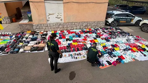 Intervienen en Alcossebre cerca de 600 productos falsificados valorados en 10.700 euros Intervienen en Alcossebre cerca de 600 productos falsificados valorados en 10.700 euros