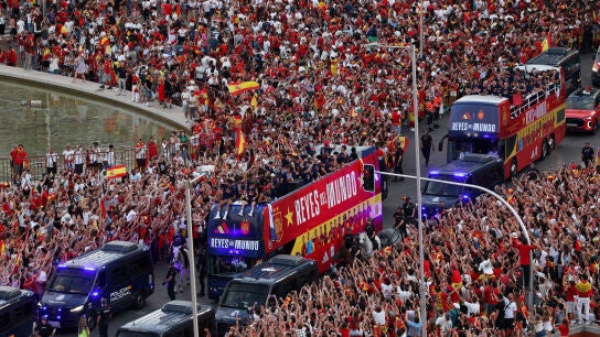 Los jugadores de la selecci&oacute;n espa&ntilde;ola celebran en Madrid tras ganar el Mundial