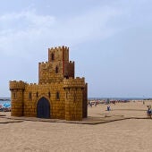 Finaliza el montaje del castillo de las Fiestas de Moros y Cristianos de Villajoyosa