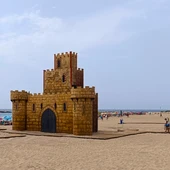 Finaliza el montaje del castillo de las Fiestas de Moros y Cristianos de Villajoyosa Finaliza el montaje del castillo de las Fiestas de Moros y Cristianos de Villajoyosa