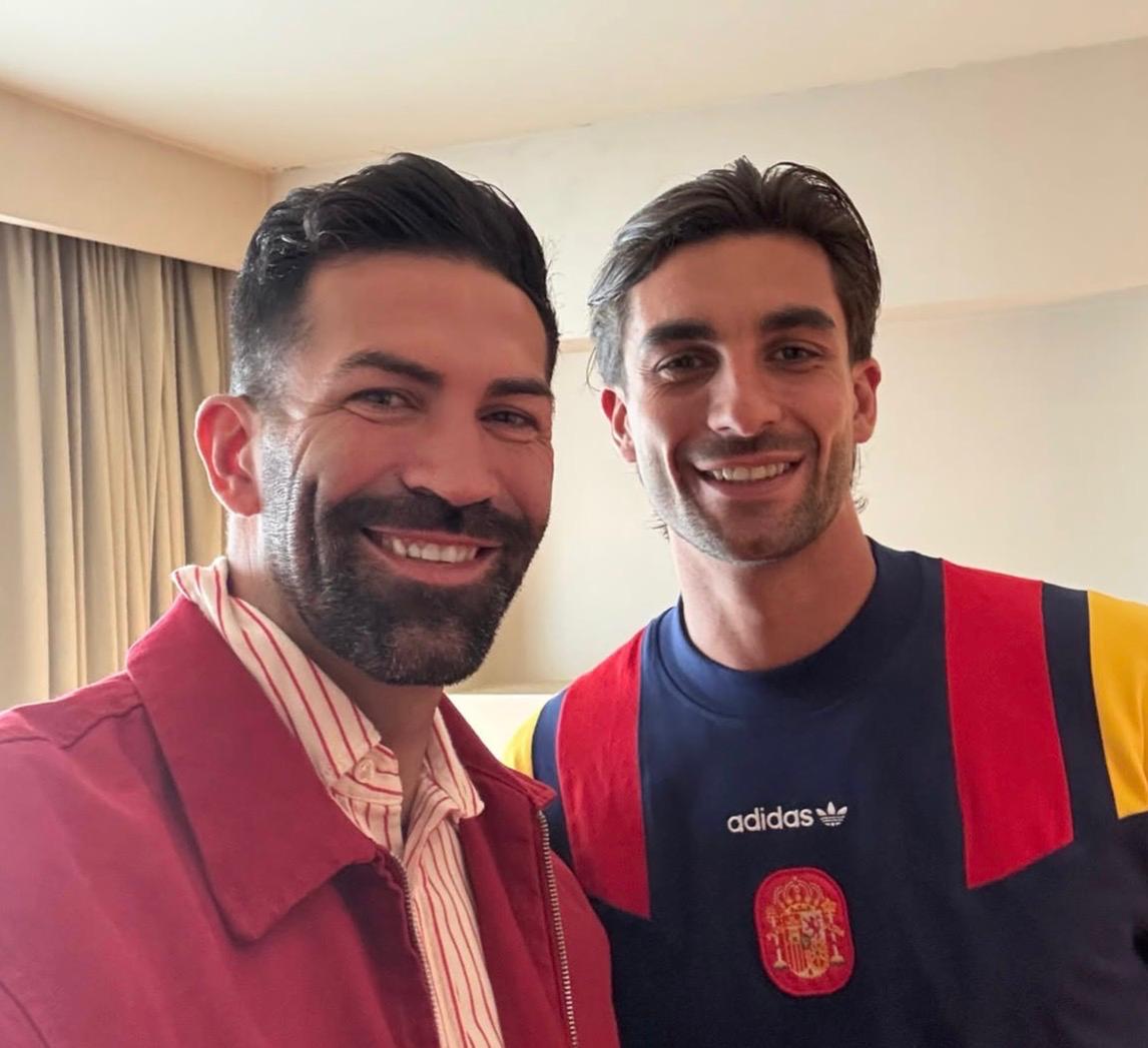 Nando Díaz, el peluquero valenciano detrás del famoso look de Ferran Torres Nando Díaz, el peluquero valenciano detrás del famoso look de Ferran Torres