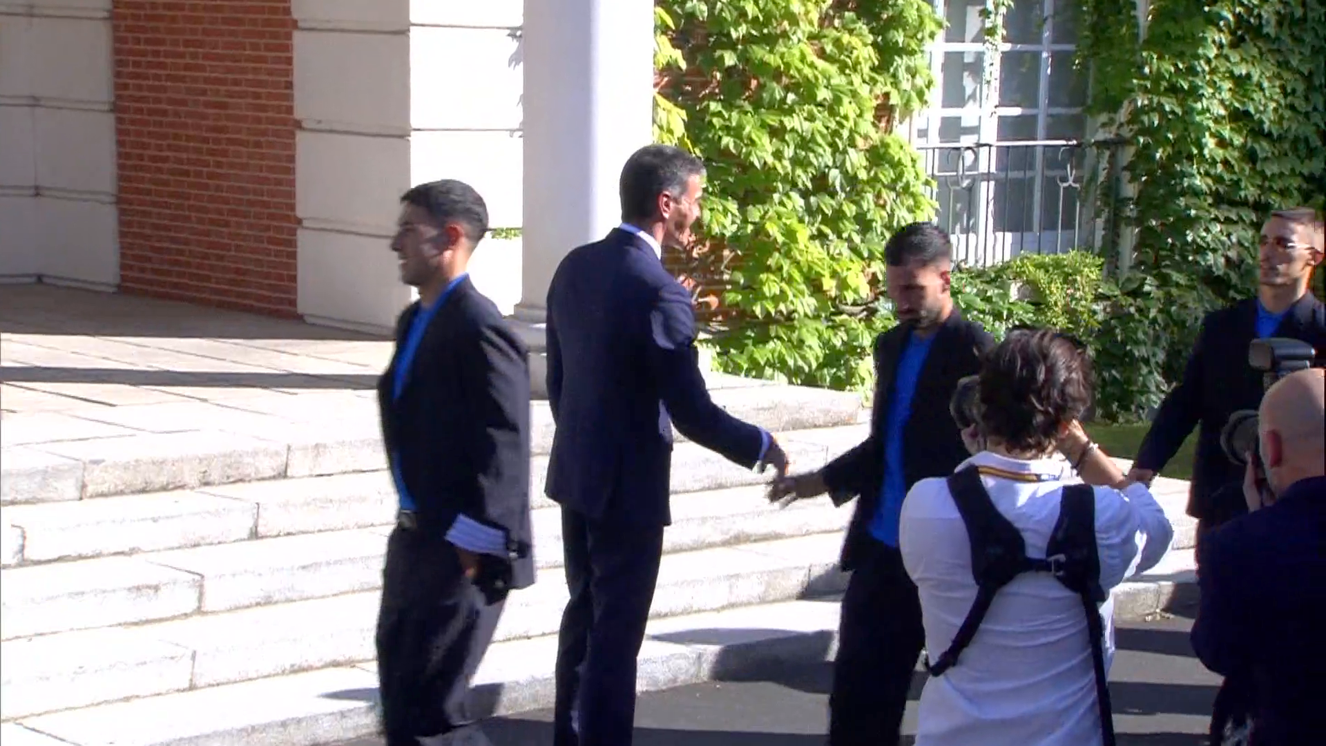 El comentado gesto de Baena con Pedro Sánchez en Moncloa El comentado gesto de Baena con Pedro Sánchez en Moncloa