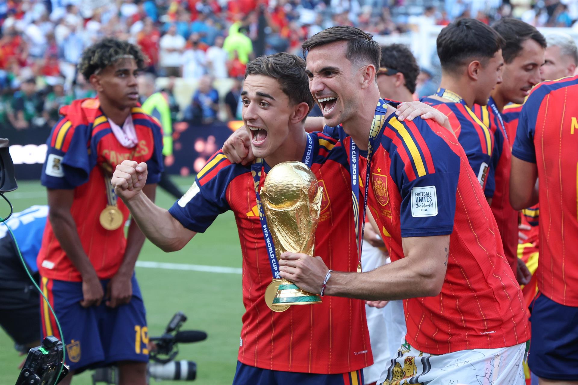 Los Palacios recibe a los campeones del mundo Fabián Ruiz y Gavi con kilos de tomates como "prima" Los Palacios recibe a los campeones del mundo Fabián Ruiz y Gavi con kilos de tomates como "prima"