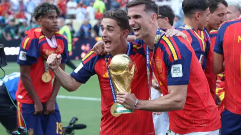 Los Palacios recibe a los campeones del mundo Fabián Ruiz y Gavi con kilos de tomates como "prima" Los Palacios recibe a los campeones del mundo Fabián Ruiz y Gavi con kilos de tomates como "prima"
