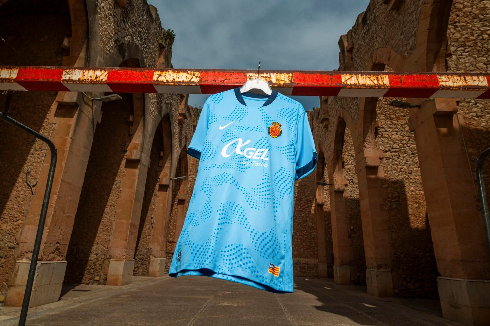 El Mallorca presenta su tercera equipación para la nueva temporada, 'Essència' El Mallorca presenta su tercera equipación para la nueva temporada, 'Essència'