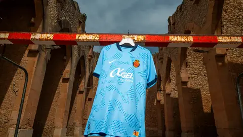 El Mallorca presenta su tercera equipación para la nueva temporada, 'Essència' El Mallorca presenta su tercera equipación para la nueva temporada, 'Essència'