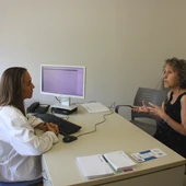 La doctora Carolina Malagelada aten la pacient de CIPO Núria González La doctora Carolina Malagelada aten la pacient de CIPO Núria González