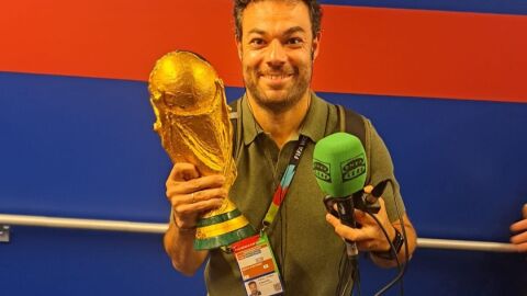 Edu Pidal con la Copa del Mundo