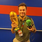 Edu Pidal con la Copa del Mundo