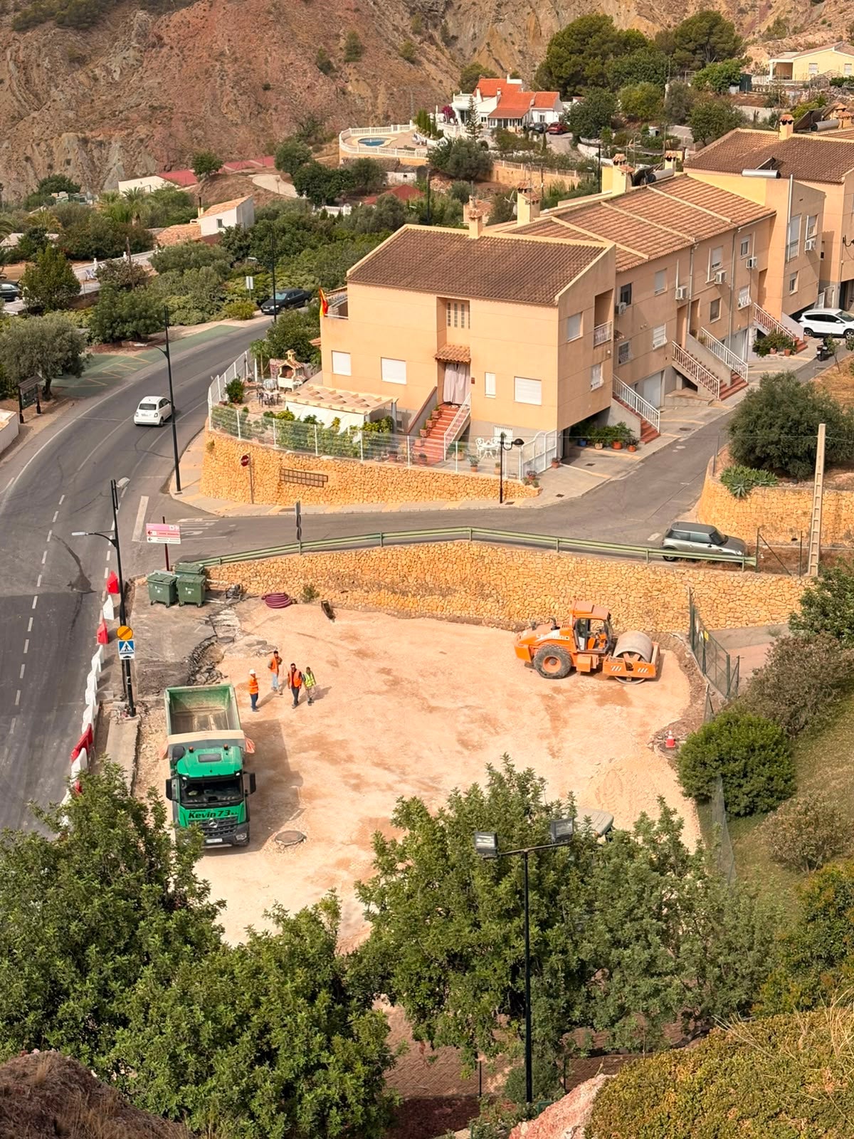 Siguen las obras del Bulevar verde de la Penya de Finestrat con la adecuación y señalización del parking del Museo Siguen las obras del Bulevar verde de la Penya de Finestrat con la adecuación y señalización del parking del Museo