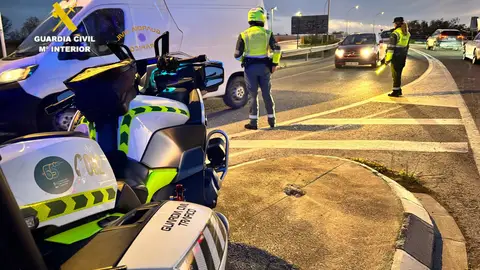 Efectivos de la Guardia Civil de Tráfico Efectivos de la Guardia Civil de Tráfico