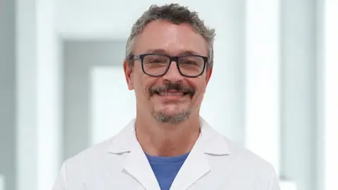 Luxaciones de hombro, esguinces de tobillo y fracturas de muñeca, las lesiones que más habituales si practicas deportes acuáticos Quiron Salud